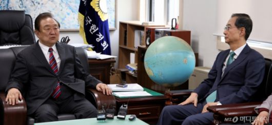 대선 출마를 선언한 한덕수 전 국무총리가 3일 오후 서울 영등포구 여의도 국회 헌정기념관에서 정대철 헌정회장을 예방하고 있다. 2025.05.03. /사진=뉴시스 /사진=추상철