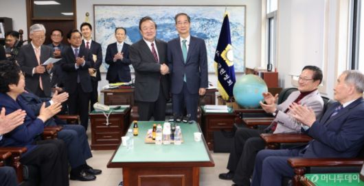 한덕수 무소속 대선 예비후보가 3일 오후 서울 영등포구 헌정회에서 정대철 헌정회장을 예방하며 기념촬영을 하고 있다. 2025.5.3/사진=뉴스1 /사진=(서울=뉴스1) 오대일 기자