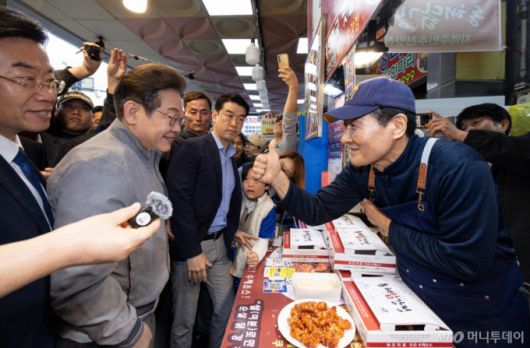 (속초=뉴스1) 이재명 기자 = '골목골목 경청투어 : 동해안벨트편'에 나선 이재명 더불어민주당 대통령 후보가 3일 오전 강원 속초시 중앙로 속초관광수산시장에 위치한 닭강정집에서 상인과 대화를 하고 있다. 2025.5.3/뉴스1  Copyright (C) 뉴스1. All rights reserved. 무단 전재 및 재배포,  AI학습 이용 금지. /사진=(속초=뉴스1) 이재명 기자