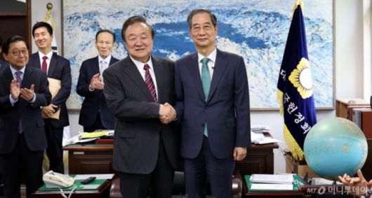 대선 출마를 선언한 한덕수 전 국무총리가 3일 오후 서울 영등포구 여의도 국회 헌정기념관에서 정대철 헌정회장을 예방해 기념촬영을 하고 있다. 2025.05.03. /사진=뉴시스 /사진=추상철