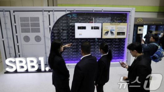 '인터배터리 2025' 삼성SDI 부스에서 관람객들이 SBB1.5를 살펴보고 있다 /사진=뉴스1