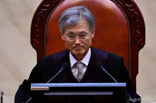 (서울=뉴스1) 사진공동취재단 = 조희대 대법원장이 1일 오후 서울 서초구 대법원 대법정에서 이재명 더불어민주당 대통령 후보의 공직선거법 위반 사건 상고심 선고를 준비하고 있다. 2025.5.1/뉴스1  Copyright (C) 뉴스1. All rights reserved. 무단 전재 및 재배포,  AI학습 이용 금지. /사진=(서울=뉴스1) 사진공동취재단