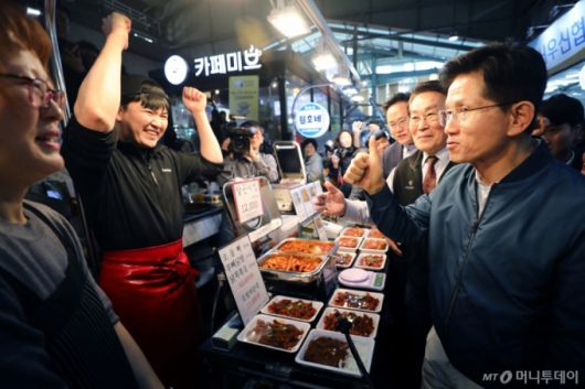 김문수 국민의힘 대선 후보가 4일 경기 의정부시 의정부제일시장을 방문해 상인들과 인사하고 있다. (공동취재) 2025.05.04. /사진=뉴시스 /사진=권창회