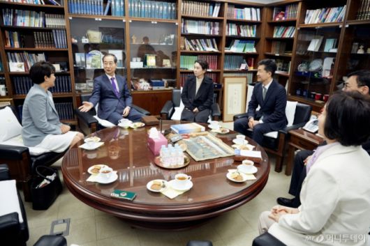 한덕수 무소속 대선 예비후보가 4일 서울 종로구 종교교회에서 예배를 드린 뒤 전창희 담임목사와 차담을 나누고 있다. (한덕수 캠프 제공, 재판매 및 DB 금지)2025.5.4/사진=뉴스1 /사진=(서울=뉴스1)