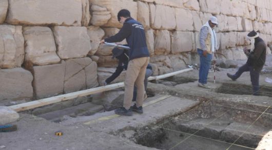 우리 국가유산 전문가들이 지난해 12월 이집트의 라메세움 신전 탑문 서측 발굴조사를 수행하는 모습. / 사진 = 국가유산청 제공