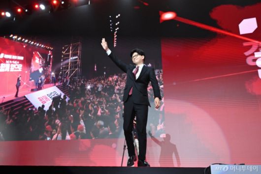 [고양=뉴시스] 고승민 기자 = 3일 경기 고양 킨텍스에서 열린 국민의힘 대선 후보 선출 전당대회에서 한동훈 후보가 탈락 후 승복연설 전 인사를 하고 있다. (공동취재) 2025.05.03. photo@newsis.com /사진=고승민