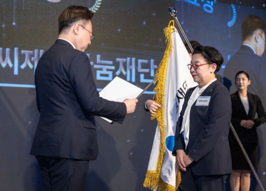 지난 2일 CJ나눔재단이 서울 중구 웨스틴 조선 서울호텔에서 진행된 ‘제103회 어린이날 기념식’에서 아동복지 증진에 기여한 공로로 ‘대통령 표창’을 수상한 가운데 민희경 CJ사회공헌추진단장(오른쪽)이 참석했다./사진=CJ그룹