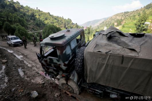 (카투아 로이터=뉴스1) 이강 기자 = 9일(현지시간) 잠무와 카슈미르의 카투아 지역에서 무장세력으로 의심되는 집단이 인도군 호송차량을 공격했다.2024.07.09  ⓒ 로이터=뉴스1  Copyright (C) 뉴스1. All rights reserved. 무단 전재 및 재배포,  AI학습 이용 금지. /사진=(카투아 로이터=뉴스1) 이강 기자