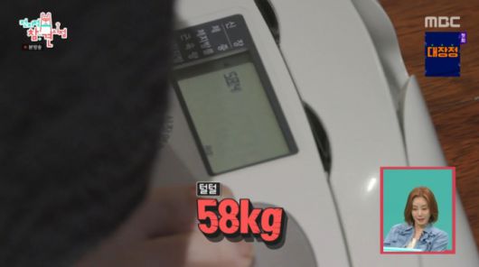 몸무게를 재는 김성령. /사진=MBC '전지적 참견 시점' 캡처