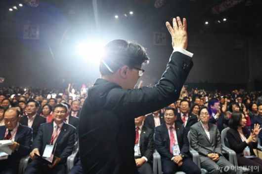 (고양=뉴스1) 김민지 기자 = 한동훈 국민의힘 대선 경선 후보가 3일 경기 고양시 킨텍스에서 열린 5차 전당대회에 입장하고 있다. (공동취재) 2025.5.3/뉴스1  Copyright (C) 뉴스1. All rights reserved. 무단 전재 및 재배포,  AI학습 이용 금지. /사진=(고양=뉴스1) 김민지 기자