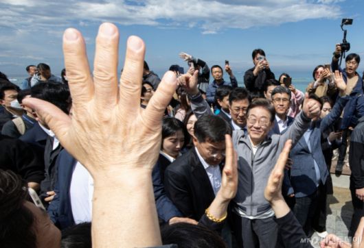 (강릉=뉴스1) 이재명 기자 = '골목골목 경청투어 : 동해안벨트편'에 나선 이재명 더불어민주당 대통령 후보가 3일 오후 강원 강릉시 안목해변에서 지지자들과 인사를 하고 있다. 2025.5.3/뉴스1  Copyright (C) 뉴스1. All rights reserved. 무단 전재 및 재배포,  AI학습 이용 금지. /사진=(강릉=뉴스1) 이재명 기자