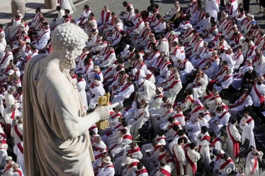 [바티칸=AP/뉴시스] 26일(현지 시간) 바티칸 성 베드로 광장에서 성직자들이 프란치스코 교황의 장례식에 참석해 착석하고 있다. 2025.04.26. /사진=민경찬