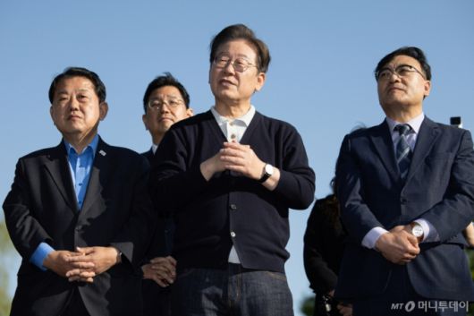 (제천=뉴스1) 이재명 기자 = '골목골목 경청투어 : 단양팔경편'에 나선 이재명 더불어민주당 대통령 후보가 4일 오후 충북 제춘구 의림지에서 연설을 하고 있다. 2025.5.4/뉴스1  Copyright (C) 뉴스1. All rights reserved. 무단 전재 및 재배포,  AI학습 이용 금지. /사진=(제천=뉴스1) 이재명 기자