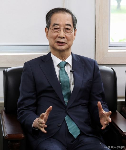 (서울=뉴스1) 오대일 기자 = 한덕수 무소속 대선 예비후보가 3일 오후 서울 영등포구 헌정회에서 정대철 헌정회장을 예방하며 인사말을 하고 있다. 2025.5.3/뉴스1  Copyright (C) 뉴스1. All rights reserved. 무단 전재 및 재배포,  AI학습 이용 금지. /사진=(서울=뉴스1) 오대일 기자