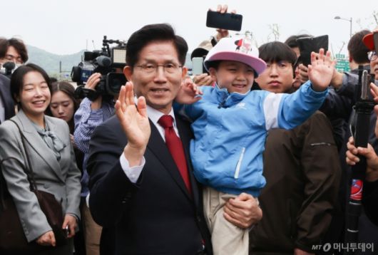 김문수 국민의힘 대통령 후보가 5일 서울 종로구 광화문광장육조마당에서 열린 가족 동행 축제 '펀펀한 광화문광장'을 방문해 어린이를 안아주고 있다. 2025.5.5/사진=뉴스1 /사진=(서울=뉴스1) 허경 기자