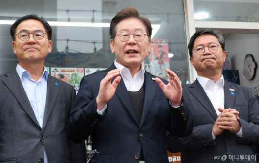 (양평=뉴스1) 안은나 기자 = 이재명 더불어민주당 대통령 후보가 2차 골목골목 경청투어에 나선 5일 오후 경기 양평군 양평시장에서 즉흥 연설하고 있다. 2025.5.5/뉴스1  Copyright (C) 뉴스1. All rights reserved. 무단 전재 및 재배포,  AI학습 이용 금지. /사진=(양평=뉴스1) 안은나 기자