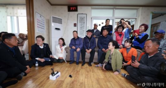 [여주=뉴시스] 조성봉 기자 = 민심을 청취하는 '경청 투어'에 나선 이재명 더불어민주당 대선후보가 5일 경기 여주시 구양리마을회관에서 주민들과 간담회를 하고 있다.2025.05.05. suncho21@newsis.com /사진=조성봉