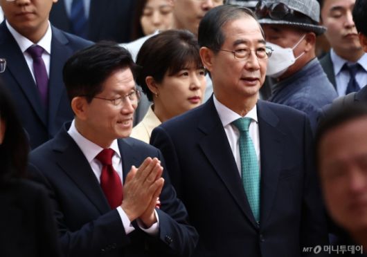 김문수 국민의힘 대통령 후보(왼쪽)와 한덕수 무소속 대통령 선거 예비후보가 5일 오전 서울 종로구 조계사에서 열린 불기 2569년 부처님오신날 봉축법요식에 참석하고 있다. 2025.5.5/사진=뉴스1 /사진=(서울=뉴스1) 김민지 기자