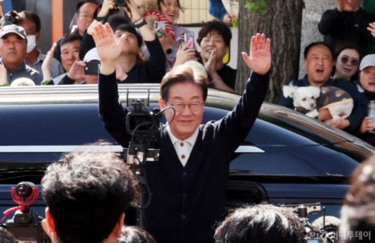 [영월=뉴시스] 조성봉 기자 = 민심을 청취하는 '경청 투어'에 나선 이재명 더불어민주당 대선후보가 4일 강원 영월서부시장에서 시민들에게 인사하고 있다. 2025.05.04. suncho21@newsis.com /사진=조성봉