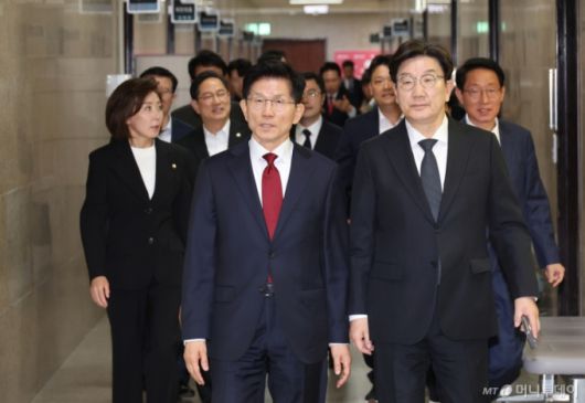 김문수 국민의힘 대선 후보가 4일 서울 여의도 국회에서 열린 선거대책위원회에 참석하고 있다. 2025.05.04. /사진=뉴시스 /사진=고승민