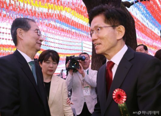 김문수 국민의힘 대선 후보와 한덕수 무소속 대선 예비후보가 5일 서울 종로구 조계사에서 열린 부처님오신날 봉축법요식에서 악수하고 있다. (대통령실통신사진기자단) 2025.05.05. /사진=뉴시스 /사진=최진석