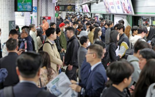 서울시 버스노조가 준법투쟁에 돌입한 지난달 30일 오전 서울 영등포구 신도림역이 출근길에 나선 시민들로 붐비고 있다. /사진=뉴스1.