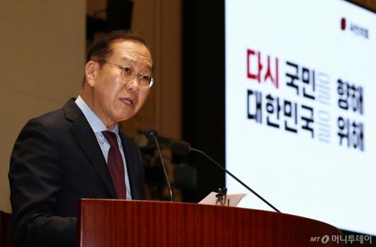 (서울=뉴스1) 김민지 기자 = 권영세 국민의힘 비상대책위원장이 5일 서울 여의도 국회에서 열린 의원총회에서 발언하고 있다. 2025.5.5/뉴스1  Copyright (C) 뉴스1. All rights reserved. 무단 전재 및 재배포,  AI학습 이용 금지. /사진=(서울=뉴스1) 김민지 기자