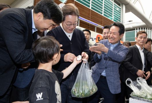 (영월=뉴스1) 이재명 기자 = '골목골목 경청투어 : 단양팔경편'에 나선 이재명 더불어민주당 대통령 후보가 4일 오후 강원 영월군 영월서부시장에서 한 어린이의 떡 선물을 받고 있다. 2025.5.4/뉴스1  Copyright (C) 뉴스1. All rights reserved. 무단 전재 및 재배포,  AI학습 이용 금지. /사진=(영월=뉴스1) 이재명 기자