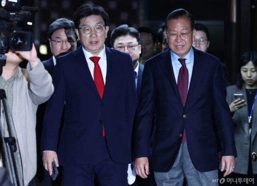 (서울=뉴스1) 김민지 기자 = 국민의힘 권영세 비상대책위원장과 권성동 원내대표가 5일 국회에서 열린 의원총회에 입장하고 있다. 2025.5.5/뉴스1  Copyright (C) 뉴스1. All rights reserved. 무단 전재 및 재배포,  AI학습 이용 금지. /사진=(서울=뉴스1) 김민지 기자