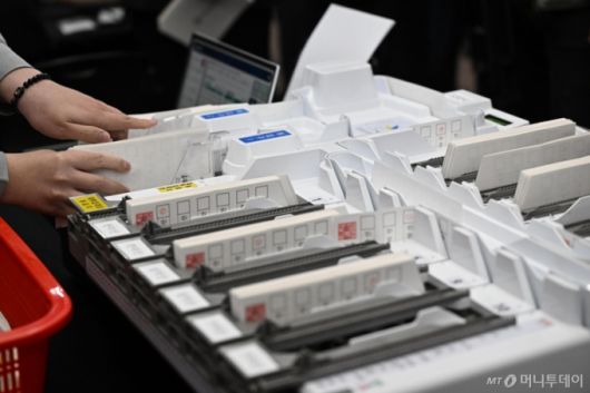 지난달 10일 경기 과천시 중앙선거관리위원회에서 열린 제21대 대통령선거 투·개표 시연회에서 선관위 관계자가 투표지분류기를 이용해 개표 과정 시연을 하고 있다./사진=뉴시스