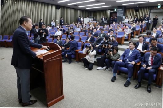 (서울=뉴스1) 이광호 기자 = 권영세 국민의힘 비상대책위원장이 6일 오후 서울 여의도 국회에서 열린 의원총회에서 발언하고 있다.  2025.5.6/뉴스1  Copyright (C) 뉴스1. All rights reserved. 무단 전재 및 재배포,  AI학습 이용 금지. /사진=(서울=뉴스1) 이광호 기자