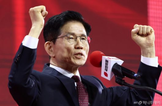 김문수 국민의힘 대통령 후보가 3일 경기 고양시 킨텍스에서 열린 5차 전당대회에서 최종 후보로 확정된 뒤 수락연설을 하고 있다. 2025.5.3/사진=뉴스1 /사진=(고양=뉴스1) 김민지 기자