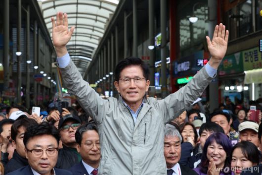 [포항=뉴시스] 권창회 기자 = 김문수 국민의힘 대선 후보가 6일 경북 포항시 죽도시장을 방문해 시민들에게 인사하고 있다. 2025.05.06. kch0523@newsis.com /사진=권창회