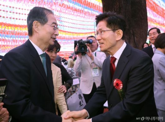 김문수 국민의힘 대선 후보와 한덕수 무소속 대선 예비후보가 5일 서울 종로구 조계사에서 열린 부처님오신날 봉축법요식에서 악수하고 있다. (대통령실통신사진기자단) 2025.05.05. /사진=뉴시스 /사진=최진석