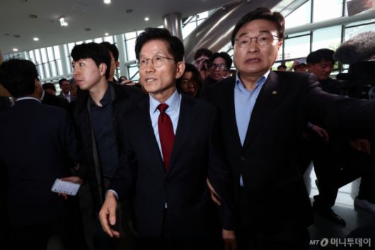 김문수 국민의힘 대통령 후보가 6일 경북 경주시 HICO(정상회의장) 미디어센터를 방문, 단일화 문제를 놓고 당 지도부와 갈등을 빚고 있는 김 후보를 설득하기 위해 내려온 김대식, 엄태영 의원과 논의하기 위해 회의실로 향하고 있다. 2025.5.6/사진=뉴스1 /사진=(경주=뉴스1) 김민지 기자