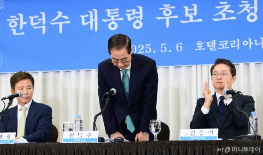 한덕수 무소속 대통령선거 예비후보가 6일 오전 서울 중구 코리아나 호텔에서 열린 관훈토론회에 참석해 인사하고 있다. 2025.05.06. /사진=뉴시스 /사진=