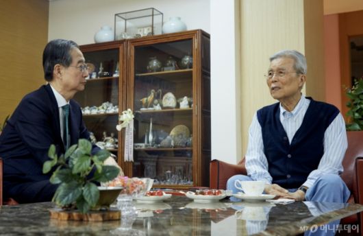 한덕수 무소속 대선 예비후보가 6일 서울 모처에서 김종인 전 국민의힘 비상대책위원장과 면담을 하고 있다. (사진=한덕수 캠프 제공) 2025.05.06. /사진=뉴시스 /사진=조성봉