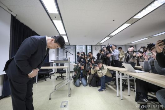 [서울=뉴시스] 정병혁 기자 = 백종원 더본코리아 대표가 28일 서울 서초구의 한 회의공간에서 열린 더본코리아 주주총회에서 취재진에게 인사를 하고 있다. 2025.03.28. jhope@newsis.com /사진=정병혁