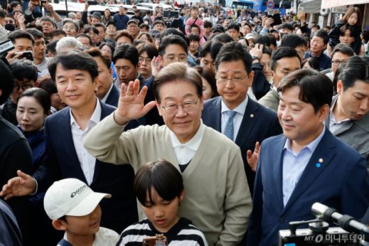 (금산=뉴스1) 안은나 기자 = 이재명 더불어민주당 대통령 후보가 골목골목 경청투어 이틀차인 6일 오후 충남 금산군 금산로를 찾아 인사하고 있다. 2025.5.6/뉴스1  Copyright (C) 뉴스1. All rights reserved. 무단 전재 및 재배포,  AI학습 이용 금지.