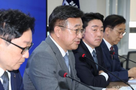 (서울=뉴스1) 이광호 기자 = 윤호중 더불어민주당 선대위 총괄본부장이 6일 오전 서울 여의도 당사에서 열린 진짜 대한민국 중앙선거대책위원회 총괄본부장단 회의에서 발언하고 있다. 2025.5.6/뉴스1  Copyright (C) 뉴스1. All rights reserved. 무단 전재 및 재배포,  AI학습 이용 금지. /사진=(서울=뉴스1) 이광호 기자