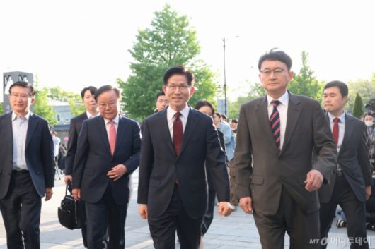 김문수 국민의힘 대선 후보가 7일 서울 종로구 한 음식점에서 한덕수 무소속 대선 후보와 단일화 관련 논의를 위해 들어가고 있다. /사진=뉴스1