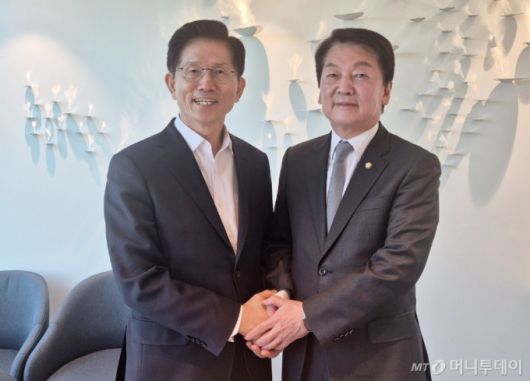 김문수 국민의힘 대통령 후보와 안철수 의원이 7일 오후 서울 여의도 모처에서 면담을 하고 있다. (안철수 의원실 제공. 재판매 및 DB 금지) 2025.5.7/사진=뉴스1 /사진=(서울=뉴스1)