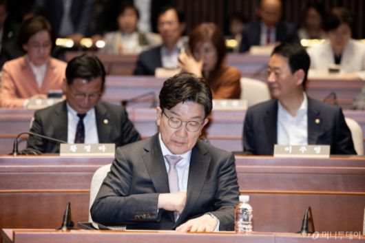 권성동 국민의힘 원내대표가 7일 오후 서울 여의도 국회에서 열린 의원총회에서 자료를 살펴보고 있다. 2025.5.7/뉴스1  Copyright (C) 뉴스1. All rights reserved. 무단 전재 및 재배포,  AI학습 이용 금지.