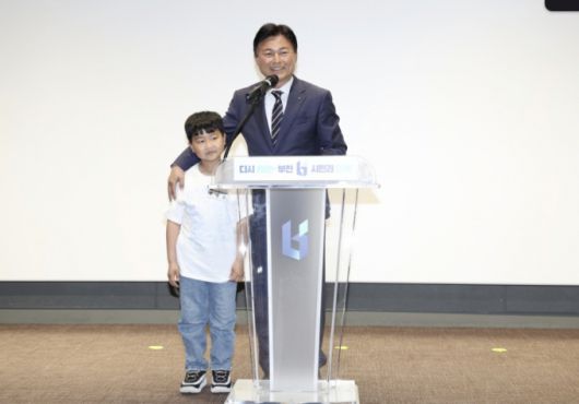 경기도 부천시는 지난 1일 열린 '제 103회 어린이날 기념식'에서 부원초등학교 3학년 정태운 군에게 모범 어린이 표창장을 수여했다고 7일 밝혔다.  정군은 지난 1월8일 오후10시20분쯤 경기도 부천 자택에서 급성 심근경색으로 쓰러진 어머니 48살 박금옥 씨를 심폐소생술로 살렸다./사진제공=부천시