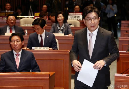 국민의힘 권성동 원내대표가 7일 오후 서울 여의도 국회에서 열린 의원총회에서 발언하기 위해 단상으로 향하고 있다. 2025.5.7/사진=뉴스1 /사진=(서울=뉴스1) 김민지 기자