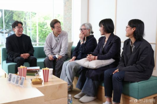 [전주=뉴시스] 조성봉 기자 = 이재명 더불어민주당 대통령 후보가 2차 골목골목 경청투어 마지막 날인 7일 오후 전북 전주시의 카페에서 '영화와 드라마, 정치가 그리는 미래의 스크린' K-콘텐츠 산업 진흥 간담회를 하고 있다. 왼쪽부터 윤제균 감독, 이 후보, 김은숙 작가, 박해영 작가, 정주리 감독.(공동취재)2025.05.07. photo@newsis.com /사진=