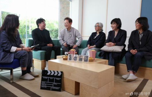 [전주=뉴시스] 조성봉 기자 =이재명 더불어민주당 대통령 후보가 2차 골목골목 경청투어 마지막 날인 7일 오후 전북 전주시의 카페에서 '영화와 드라마, 정치가 그리는 미래의 스크린' K-콘텐츠 산업 진흥 간담회를 하고 있다. 왼쪽부터 강유정 의원, 윤제균 감독, 이 후보, 김은숙 작가, 박해영 작가, 정주리 감독.(공동취재)2025.05.7. photo@newsis.com /사진=