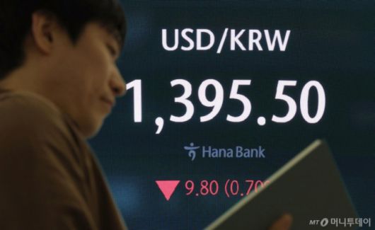 7일 서울 중구 하나은행 딜링룸에서 딜러들이 업무를 하고 있다.  /사진=뉴시스