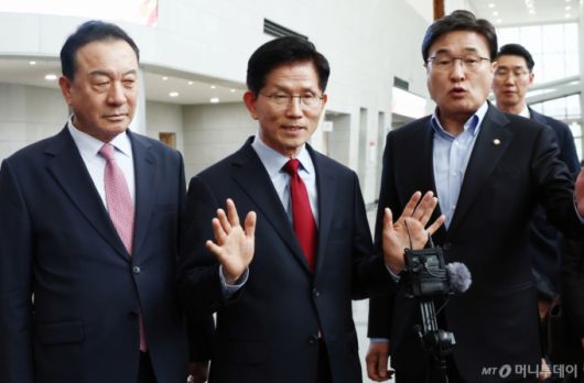 김문수 국민의힘 대통령 후보가 6일 경북 경주시 HICO(정상회의장) 미디어센터에서 단일화 문제를 놓고 당 지도부와 갈등을 빚고 있자 일정 중단을 선언하고 있다. 2025.5.6/사진=뉴스1 /사진=(포항=뉴스1) 김민지 기자