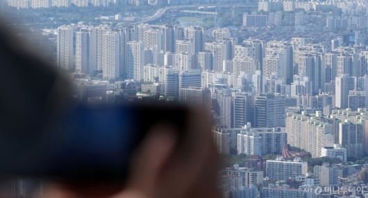 (광주=뉴스1) 김성진 기자 = 서울 아파트 값이 상승하면서 올해 들어 서울에서 거래된 50억원 이상 초고가 아파트도 10년 이내 가장 많은 것으로 나타났다.  23일 분양평가 전문회사 리얼하우스가 국토교통부 아파트 실거래가 공개시스템을 분석한 결과에 따르면 올해(1월1일~9월20일) 50억 원 이상 매매계약을 체결한 서울 아파트는 모두 247건이었다. 지난해 전체가 151건이었는데, 올해는 한 분기가 남았음에도 이미 96건(63.6%)이나 더 늘었다.  사진은 24일 경기 광주시 남한산성에서 바라본 서울 송파구 헬리오시티 단지 모습. 2024.9.24/뉴스1  Copyright (C) 뉴스1. All rights reserved. 무단 전재 및 재배포,  AI학습 이용 금지. /사진=(광주=뉴스1) 김성진 기자